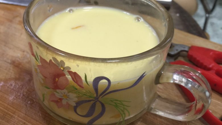 芒果布丁🍮【黑暗料理】,用筛网筛两次鸡蛋牛奶液,
再放入杯子里
用保鲜膜蒙上,用牙签插无数个小洞
隔水中小火蒸
我自己蒸了不下20min
大家自己看着办吧,反正要蒸熟来
但是别蒸太久,会老