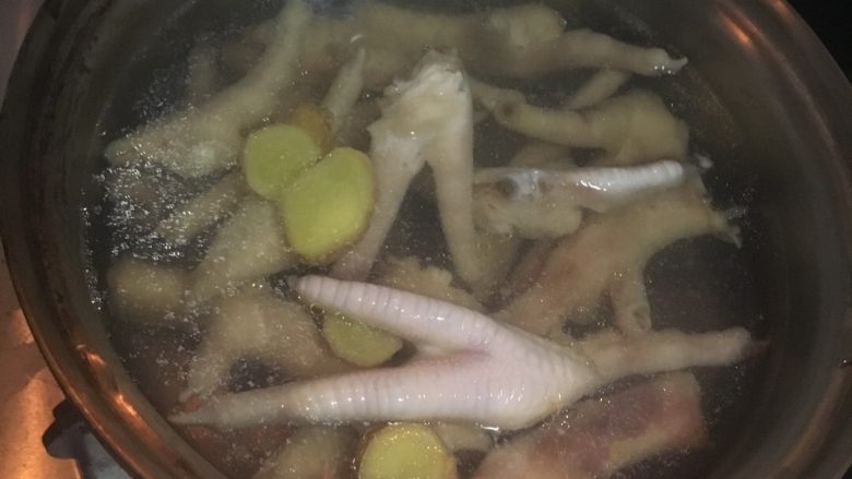 红烧鸡爪子,其实真的很简单哎。
1<a style='color:red;display:inline-block;' href='/shicai/ 89'>鸡爪</a>洗干净后放入热水中焯一下，2-3分钟后捞出
2冷水下锅，加<a style='color:red;display:inline-block;' href='/shicai/ 89'>鸡爪</a>。煮开
3加生姜，酒。八角，香叶，<a style='color:red;display:inline-block;' href='/shicai/ 700'>花椒</a>，桂皮，喜欢吃辣的放辣椒。加酱油，生抽老抽都要。
4一直煮。煮开后关小火一直炖着。
5等收汁差不多了再中大火烧一下。
6最后一步还挺重要的。就是闷。闷着能最后可以上菜了，大家都到齐了，再盛出来。
