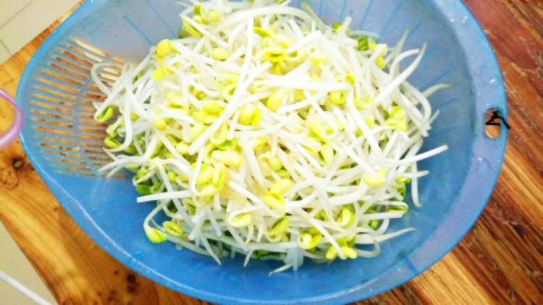 清炒豆芽菜#健康美颜餐#,豆芽菜淘洗干净控水,锅里放入适量的油,八成热,倒入豆芽菜煸炒至变色,放点姜沫和蒜沫提味,依个人口味加入盐,鸡精,味精,翻炒均匀关火盛盘。