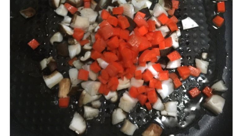 五彩扬州炒饭#健康美颜餐#,锅烧热放入适量食用油,放入蘑菇丁、胡萝卜丁翻炒至有香味飘出。