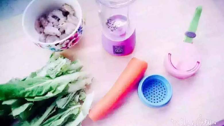 虾饼,虾仁要充分搅拌上劲，让所有的蔬菜丁完全融合在虾仁里包裹住。