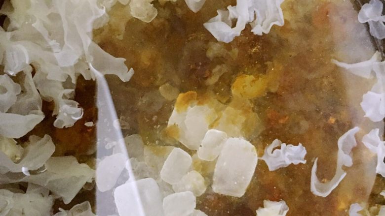 银耳桃胶羹#健康美颜餐#,把泡好洗净的白木耳,桃胶一起放电饭煲里,按煮稀饭键煮熟。加<a style='color:red;display:inline-block;' href='/shicai/ 866'>冰糖</a>调味儿即可。