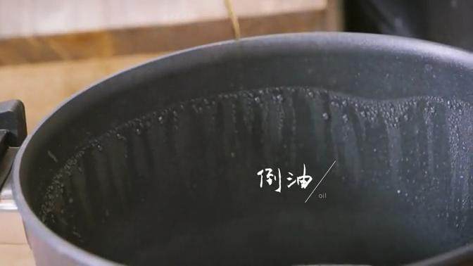 扁豆焖面&冬瓜丸子汤,7.往蒸锅里已经煮好的水中倒入油和水,将蒸好的面放入水中搅拌