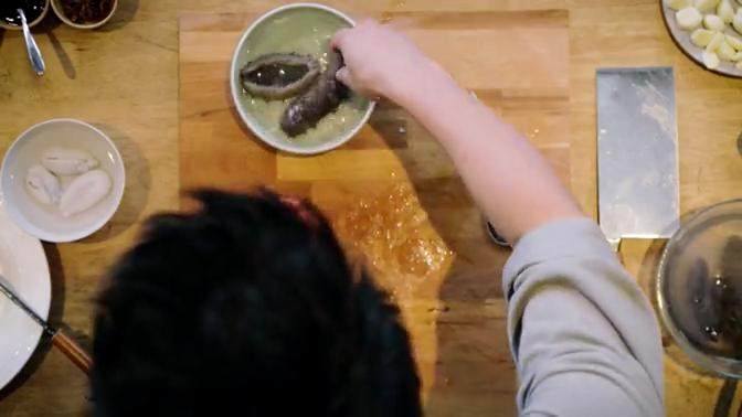 传统葱烧海参&乌鱼蛋汤,4.将煮好的海参清理干净,放入凉水中