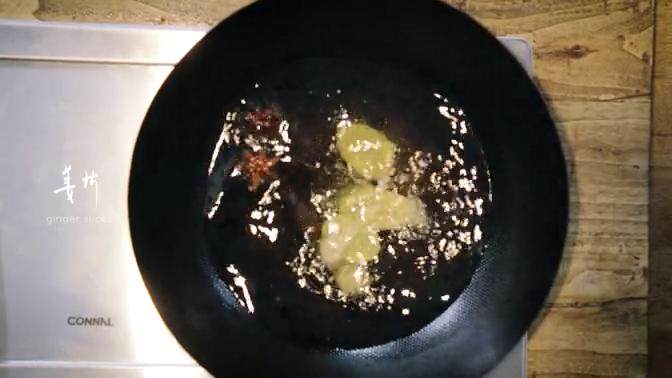 传统葱烧海参&乌鱼蛋汤,3.热锅倒油,放入八角和姜片,加入葱、<a style='color:red;display:inline-block;' href='/shicai/ 131'>香菜</a>搅拌