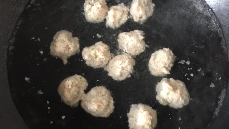 豌豆苗丸子汤#健康美颜餐#,加入适量水,放入丸子,
