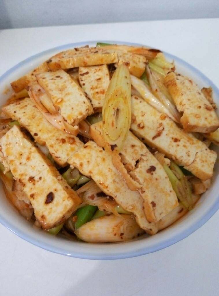 凉拌豆腐干,拌匀即可