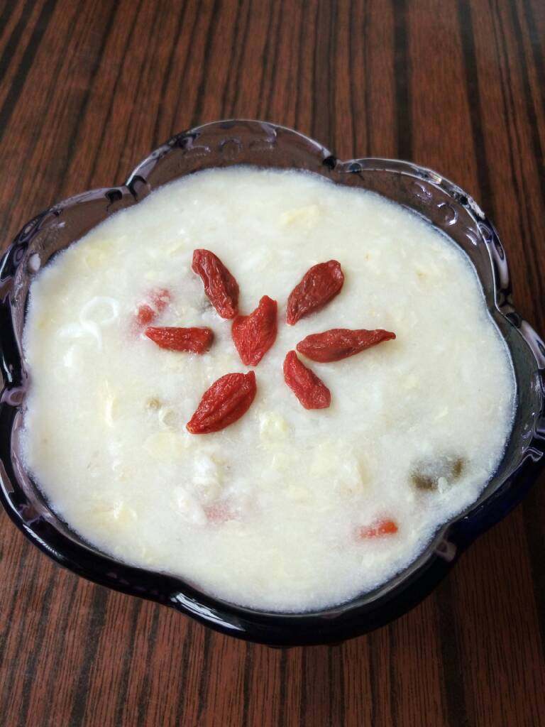 蛋奶醪糟燕麦粥#健康美颜餐#,盛入碗中加枸杞装饰即可开吃啦!