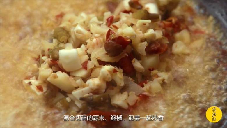 4个小秘诀 做出秒杀餐馆的黄焖鱼头,热锅倒油，放入花椒爆香，放入一勺<a style='color:red;display:inline-block;' href='/shicai/ 705'>豆瓣酱</a>，再加入切碎的泡姜、泡姜、蒜末一起炒香，炒料时间两分钟左右