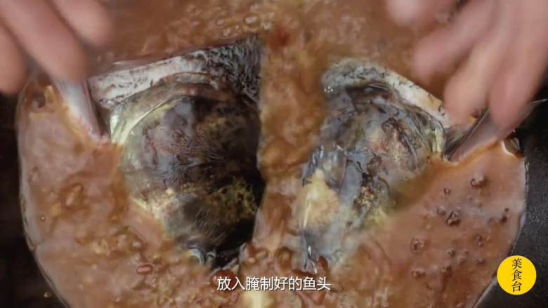 4个小秘诀 做出秒杀餐馆的黄焖鱼头,倒入高汤，预估分量可漫过鱼头即可，盖上锅盖煮至沸腾，加入鱼头大火煮约五分钟