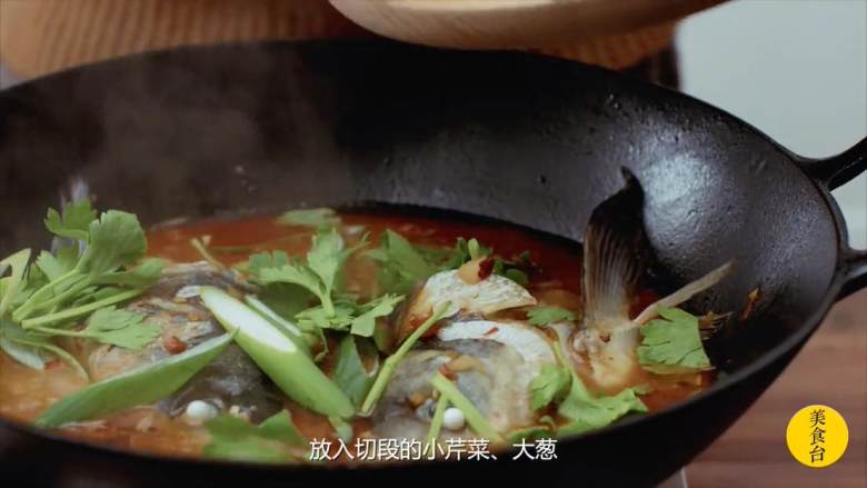 4个小秘诀 做出秒杀餐馆的黄焖鱼头,放入切段的小芹菜、<a style='color:red;display:inline-block;' href='/shicai/ 138'>大葱</a>，再煮约一分钟即可出锅