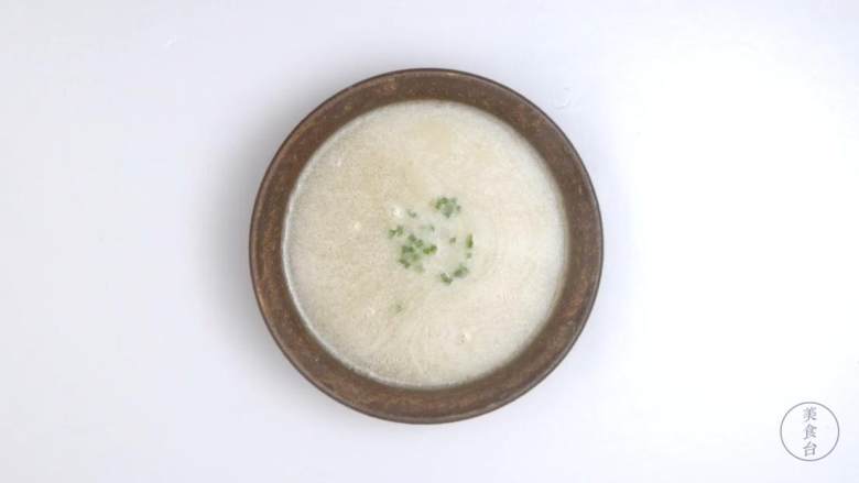 熬奶白色鱼汤