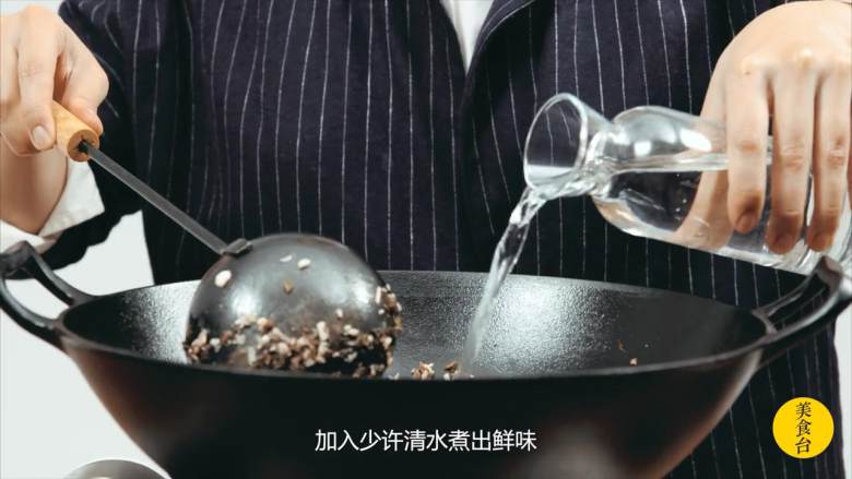 草头饼,锅内放少量油，下辣椒碎、<a style='color:red;display:inline-block;' href='/shicai/ 2914'>蘑菇</a>丁、梅干菜碎翻炒，加少许清水煮出鲜味，加<a style='color:red;display:inline-block;' href='/shicai/ 762'>老抽</a>、少许白<a style='color:red;display:inline-block;' href='/shicai/ 10588'>糖</a>和盐调味，收汁出锅备用