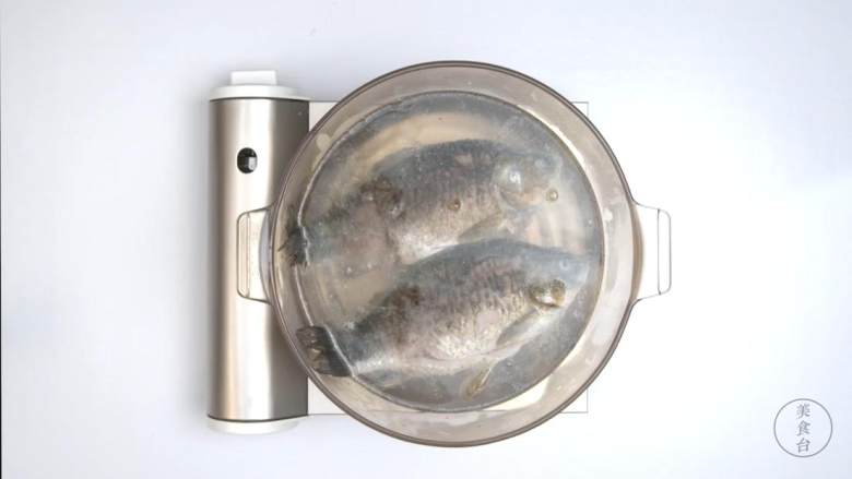 熬奶白色鱼汤,换汤锅，注入开水浸没鱼身，大火焖烧20分钟