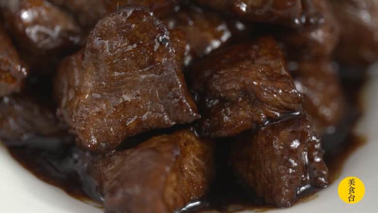 黑椒牛肉粒,加入<a style='color:red;display:inline-block;' href='/shicai/ 134333'>黑胡椒</a>,收汁出锅