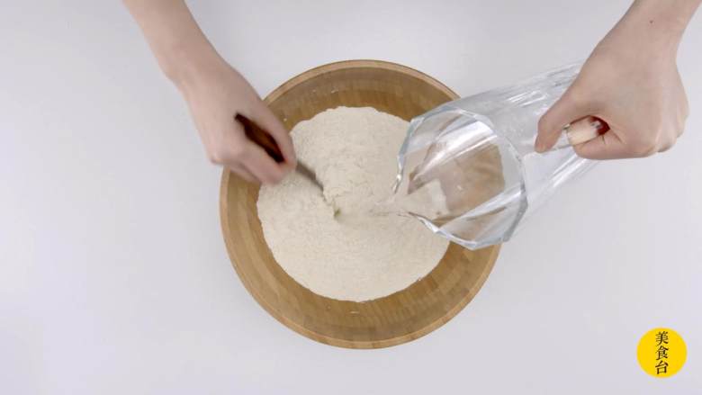 韭菜盒子,90度热水和面，揉成面团，盖上湿布，饧发20分钟