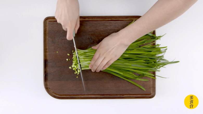 韭菜盒子,<a style='color:red;display:inline-block;' href='/shicai/ 116'>韭菜</a>切碎，加适量油搅拌