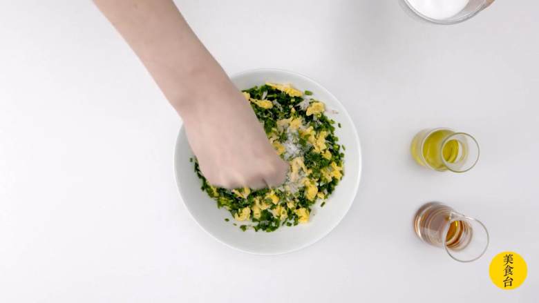 韭菜盒子,泡发<a style='color:red;display:inline-block;' href='/shicai/ 288'>虾皮</a>，炒<a style='color:red;display:inline-block;' href='/shicai/ 9'>鸡蛋</a>碎，将韭菜、<a style='color:red;display:inline-block;' href='/shicai/ 288'>虾皮</a>、<a style='color:red;display:inline-block;' href='/shicai/ 9'>鸡蛋</a>混合，加盐、<a style='color:red;display:inline-block;' href='/shicai/ 847'>香油</a>、<a style='color:red;display:inline-block;' href='/shicai/ 748'>花椒油</a>调匀