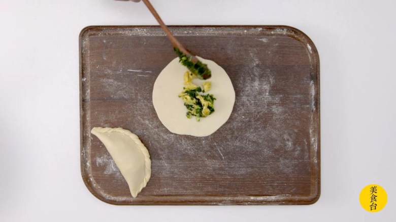 韭菜盒子,擀面皮，制作韭菜盒子