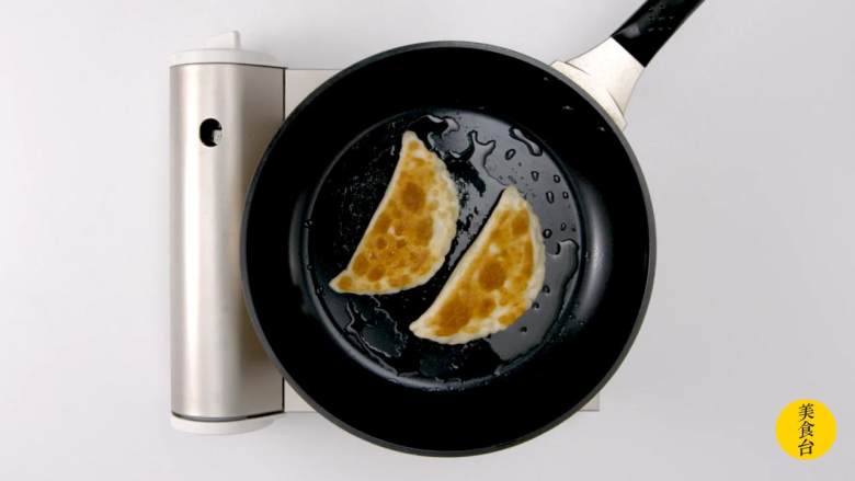 韭菜盒子,热锅倒油，两面各煎一分钟