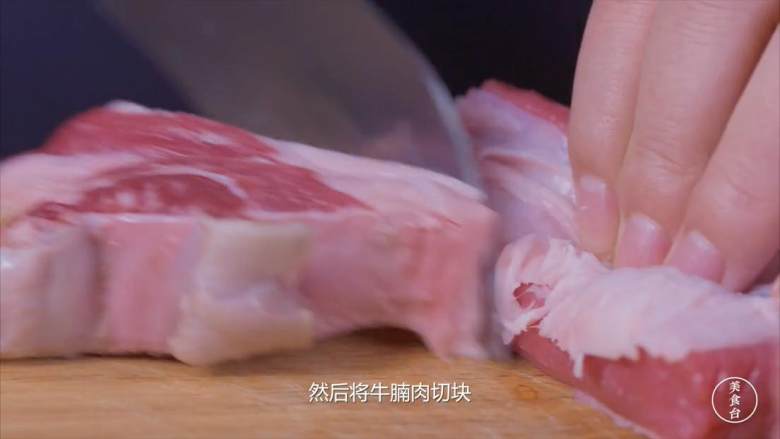 萝卜牛腩煲,<a style='color:red;display:inline-block;' href='/shicai/ 218'>牛腩</a>肉切块焯水后沥干