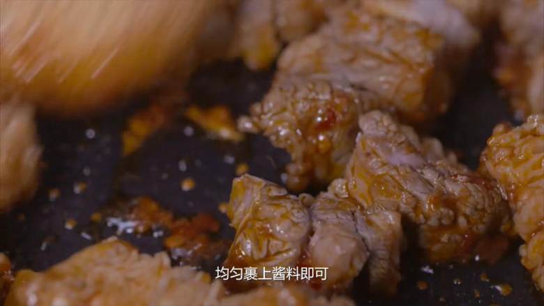 萝卜牛腩煲,起锅热油后，姜片、蒜、<a style='color:red;display:inline-block;' href='/shicai/ 705'>豆瓣酱</a>下锅爆香，再放入牛腩块翻炒，均匀裹上酱料后倒入砂锅
