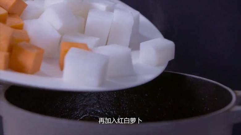 萝卜牛腩煲,等牛肉软烂上色后加入红<a style='color:red;display:inline-block;' href='/shicai/ 26'>白萝卜</a>再炖四十分钟，汁水略收干后装盘