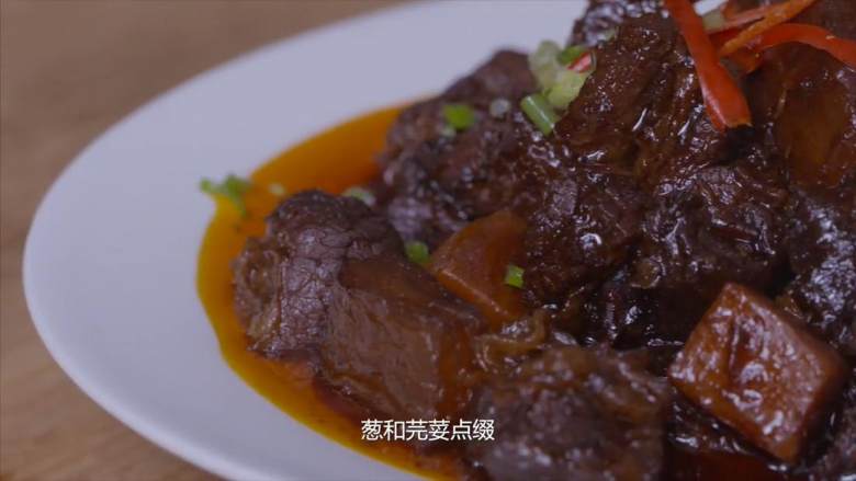 萝卜牛腩煲,放入红椒丝、<a style='color:red;display:inline-block;' href='/shicai/ 3250'>葱</a>花和芫荽点缀即可