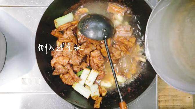 支竹羊腩煲&手抓饼,6.将腐竹和蒜倒入锅内,加适量水和老抽搅拌
