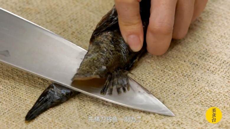 荠菜烩塘鳢鱼,处理<a style='color:red;display:inline-block;' href='/shicai/ 1346'>塘鳢鱼</a>,去皮片出鱼肉,将鱼骨和鱼头待用