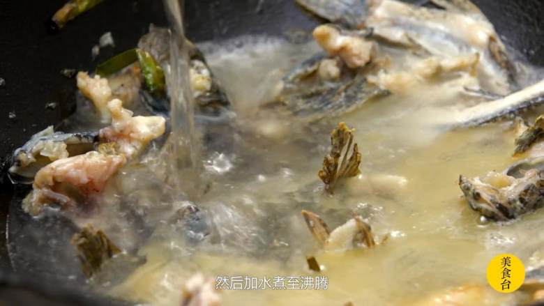 荠菜烩塘鳢鱼,热锅热油,下葱姜爆香,煸炒鱼骨和鱼头至完全变色,加<a style='color:red;display:inline-block;' href='/shicai/ 718'>料酒</a>去腥,加水煮沸,加盖熬煮十来分钟后关火滤渣
