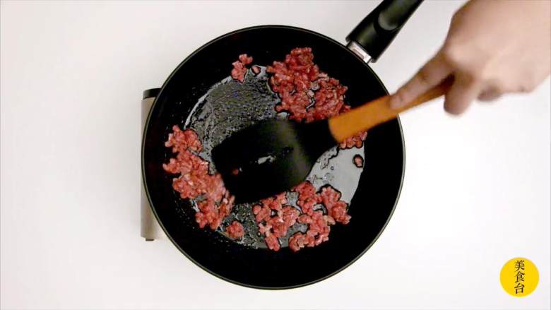 青酱 松子罗勒酱 与红酱 番茄牛肉酱,2-1热锅倒油，放入<a style='color:red;display:inline-block;' href='/shicai/ 39957'>牛肉糜</a>翻炒至变色出油，关火盛出