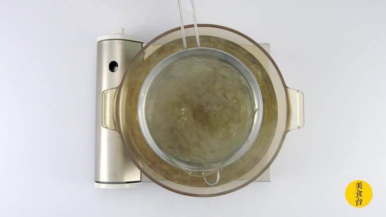 酸辣粉,锅中煮水,水沸后放薯粉,煮3-5分钟,薯粉透明后捞出放入调料碗中,拌匀