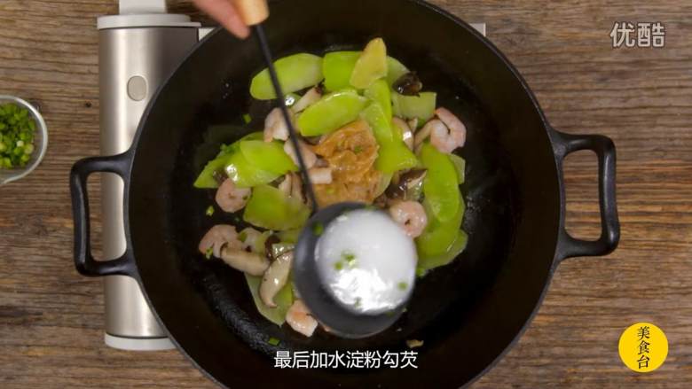 莴笋菜饭&莴笋炒荤素,2-4 加入面筋、<a style='color:red;display:inline-block;' href='/shicai/ 3250'>葱</a>花、虾仁翻炒，最后加水淀粉勾芡，再撒入一些<a style='color:red;display:inline-block;' href='/shicai/ 3250'>葱</a>花即可出锅