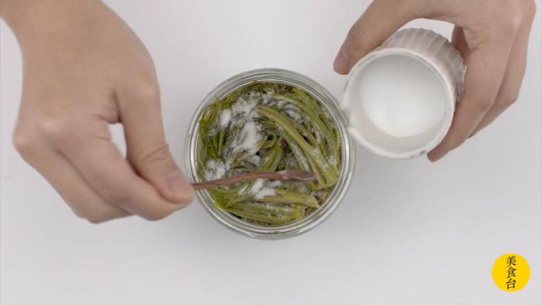 香椿三吃,1-3用细盐拌匀香椿后平铺在容器中,逐层撒上盐、腌渍液,最上层多放一点盐和腌渍液