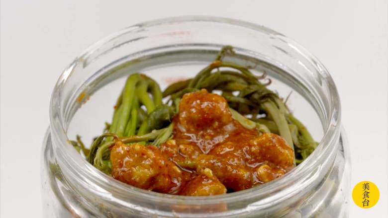 香椿三吃,2-2最上层用腐乳盖住香椿,密封,避光保存,一周后可食用,保质期一年