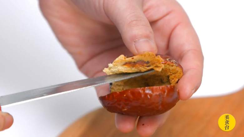 心太软&枣泥核桃酪,1-1 <a style='color:red;display:inline-block;' href='/shicai/ 2470'>红枣</a>洗净，用刀划开口子去核