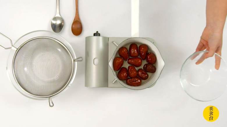 心太软&枣泥核桃酪,2-1 红枣放入水中煮至软烂，汤水变红捞出过筛