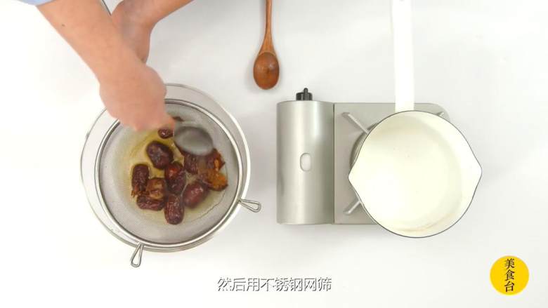 心太软&枣泥核桃酪,2-2 先滤出枣水，然后用不锈钢网筛一点点筛出枣泥，形成枣泥水备用