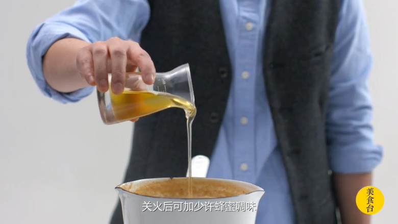 心太软&枣泥核桃酪,2-4 把糯米核桃浆和枣泥水倒入奶锅中，开火煮至沸腾，关火加入<a style='color:red;display:inline-block;' href='/shicai/ 865'>蜂蜜</a>，撒上核桃碎即可