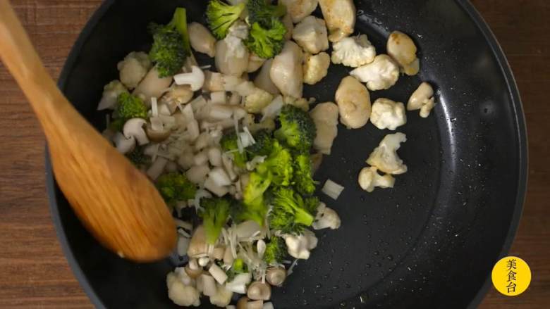 狗饭 扇贝蘑菇鸡肉饭,放入西兰花、蟹味菇、金针菇继续翻炒