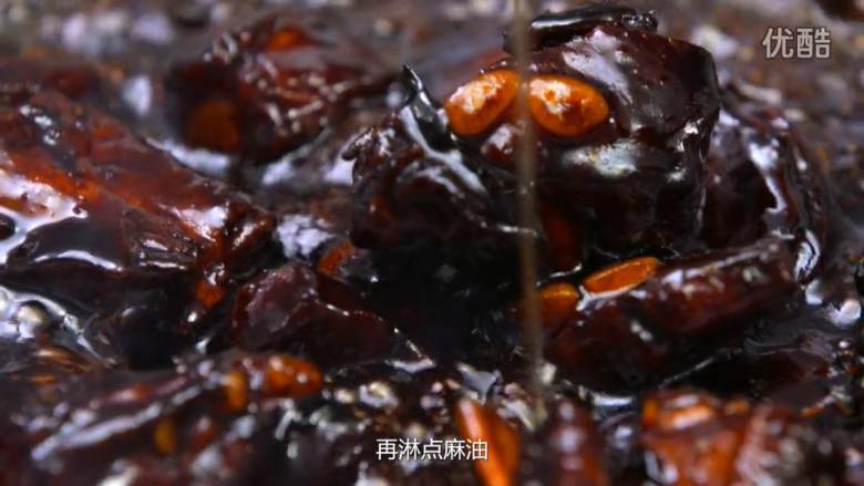 这样做糖醋小排最好吃,开大火收汁，汁收得差不多时，再加入香醋，香醋量为第一次的一半左右，淋点<a style='color:red;display:inline-block;' href='/shicai/ 5506'>麻油</a>即可出锅