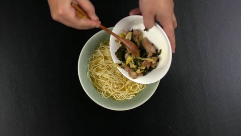 片儿川,面放入碗中，加高汤，摆入浇头，完成。