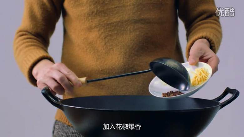 酸菜鱼 ,取<a style='color:red;display:inline-block;' href='/shicai/ 406'>猪油</a>放入锅中烧热融化，加入<a style='color:red;display:inline-block;' href='/shicai/ 700'>花椒</a>爆香，倒入蒜片和蒜片爆炒片刻