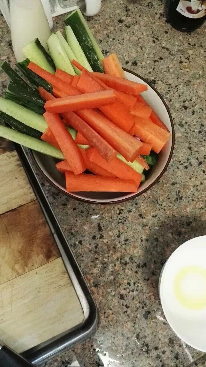 寿司午餐,切条,并过一下热水,尽快捞出