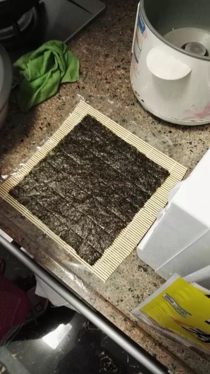 寿司午餐,准备,然后把饭铺在上面,不用太多,铺平
