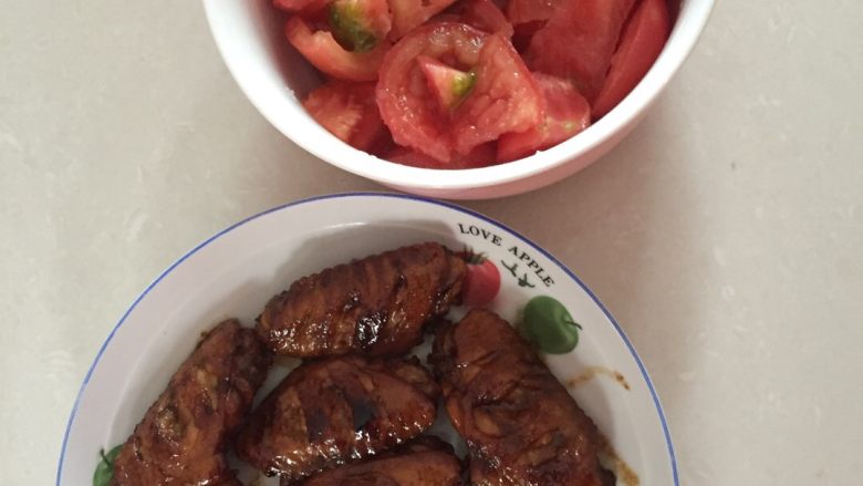 可乐鸡翅,下雨也没摆摊,配着西红柿,荤素搭配