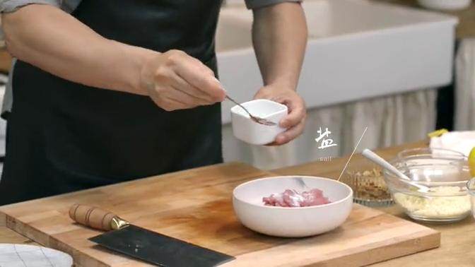 滑蛋牛肉番茄 ＆金银蒜粉丝蒸扇贝 ,滑蛋牛肉<a style='color:red;display:inline-block;' href='/shicai/ 59'>番茄</a>：<a style='color:red;display:inline-block;' href='/shicai/ 973'>牛里脊</a>切片，加入食粉、盐、白<a style='color:red;display:inline-block;' href='/shicai/ 10588'>糖</a>、<a style='color:red;display:inline-block;' href='/shicai/ 720'>胡椒粉</a>、淀粉、<a style='color:red;display:inline-block;' href='/shicai/ 721'>蚝油</a>、一颗蛋清，搅拌均匀腌渍片刻