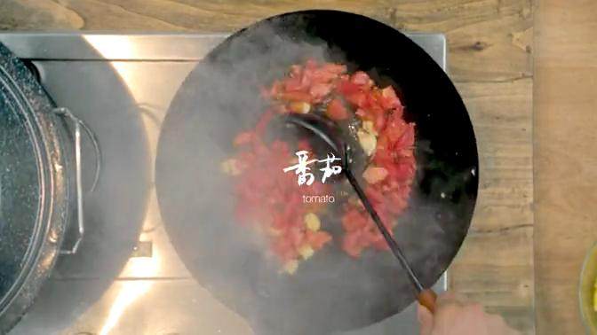 滑蛋牛肉番茄 &金银蒜粉丝蒸扇贝 ,再加入适量油将蒜爆香,再加入番茄块翻炒