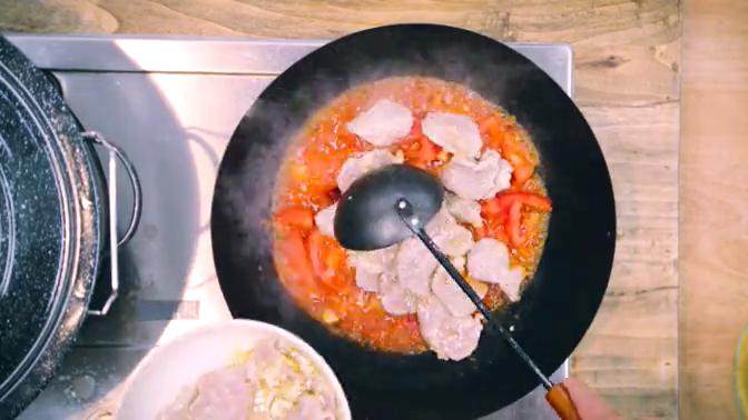 滑蛋牛肉番茄 &金银蒜粉丝蒸扇贝 ,加<a style='color:red;display:inline-block;' href='/shicai/ 718'>料酒</a>,再加入牛肉、鸡蛋翻炒片刻